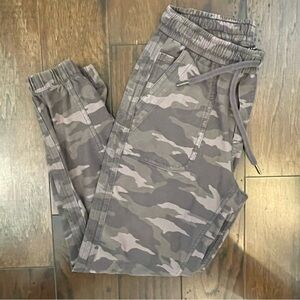Athleta size 2 Women’s camo Farallon jogger pants